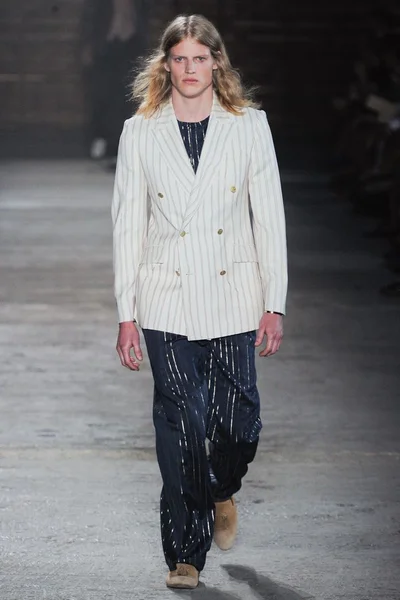Look 16